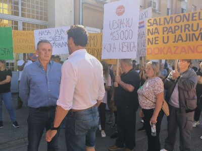 Prosvjed vlasnika farme Lukač ispred Hrvatskog veterinarskog instituta