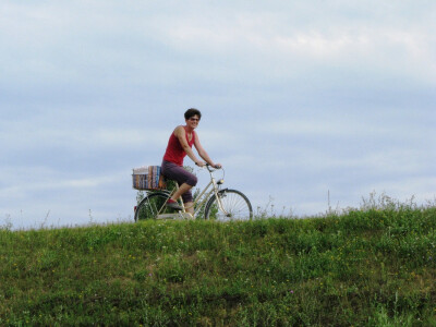 Dragica biciklom odlazi na parcelu