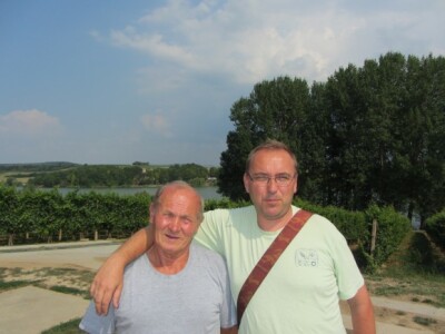 Đura Kubečka i Đorđe Simović, a iza vinograda jezero Moharač