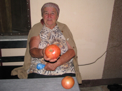 Ljubica pokazuje staru sortu paradajza