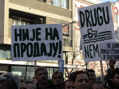 Protest ispred Skupštine okupio 500 demostranata