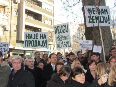 Protest ispred Skupštine okupio 500 demostranata