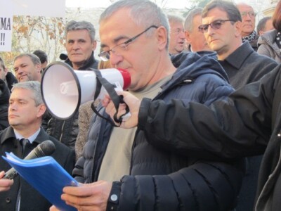 Protest ispred Skupštine okupio 500 demostranata