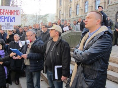 Protest ispred Skupštine okupio 500 demostranata