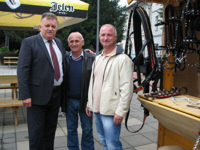 Nčelnik opštine Zoran Adžić sa majstorima remenarima