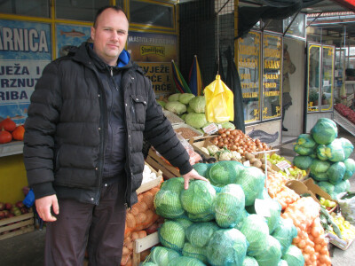 dejan-prodaje-vlastiti-kupus