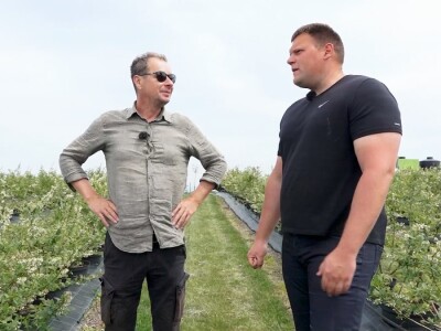 Voditelji poljoprivrednih emisija iza i ispred kamere