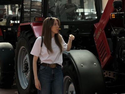 Ivana Lukić - vari, brusi i popravlja mehanizaciju Ivana Lukić - vari, brusi i popravlja mehanizaciju