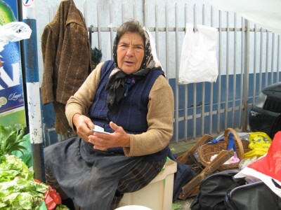 Baka Zorka pored svoje tezge