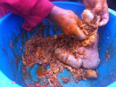 Žene odvajaju meso za pravljenje raznih specijaliteta