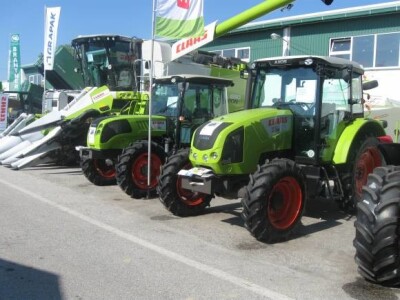 Traktor Claas Axos 320