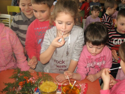 Deca uživaju u medu