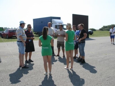 Okupljeni oko hostesa ;)