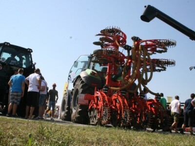 Deutz Fahr 9340 TTV traktor sa 336 konjskih snaga i Kuhn Striger