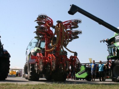 Deutz Fahr 9340 TTV traktor sa 336 konjskih snaga i Kuhn Striger