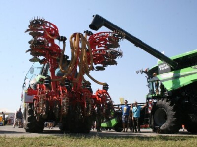 Deutz Fahr 9340 TTV traktor sa 336 konjskih snaga i Kuhn Striger