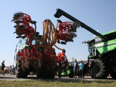 Deutz Fahr 9340 TTV traktor sa 336 konjskih snaga i Kuhn Striger tvrtke Poljonova