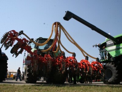 Deutz Fahr 9340 TTV traktor sa 336 konjskih snaga i Kuhn Striger