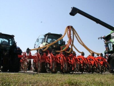 Deutz Fahr 9340 TTV traktor sa 336 konjskih snaga i Kuhn Striger