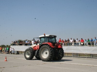 Utrka ubrzanja traktora na 100 metara!
