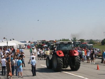 Trka ubrzanja traktora na 100 metara!