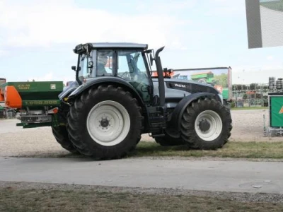 Rasipač gnojiva ZA-M 1501 i Valtra traktor