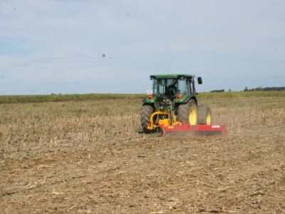 Malčer MKS Plus model 225 priključen na traktor John Deere 5820 (88 KS)