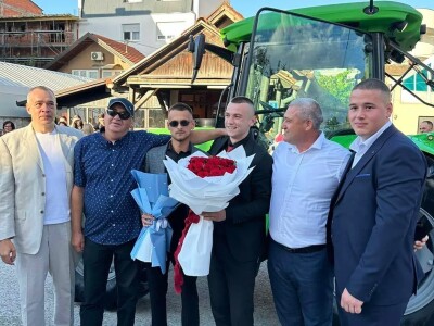 "Zalizan i namirisan" u traktoru od 100.000 KM stigao na maturu: Ko je Muris Fuško? "Zalizan i namirisan" u traktoru od 100.000 KM stigao na maturu: Ko je Muris Fuško?