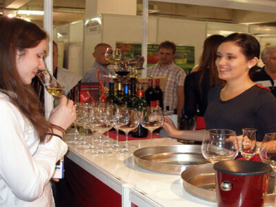 Sve bolja kakvoća vina svakako širi krug potrošača i ljubitelja, pa i među ljepšom populacijom