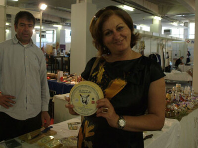 Lokalni susret na sajmu - proizvođač kozjeg sira s Dugog Otoka i hotelijerka i ljubiteljica sira Irena Margetić iz Božave