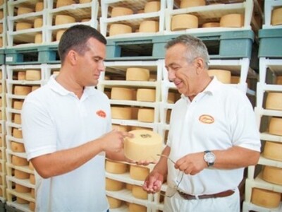 Ivan i Šime Gligora (otac i sin) u obiteljskoj sirani na otoku Pagu