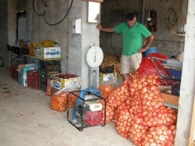 Ivan Majić-Zec uz svoje povrćarske proizvode