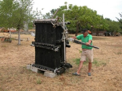 Ivan MajićZec uz ručni stroj za baliranje sijena na svom imanju