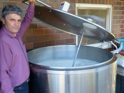 Brnaški farmer uz svoj laktofriz