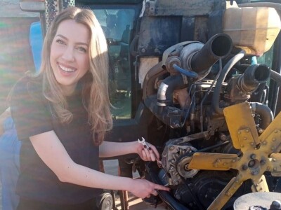 Ivana Lukić - vari, brusi i popravlja mehanizaciju Ivana Lukić - vari, brusi i popravlja mehanizaciju