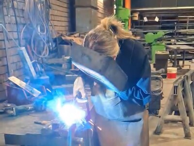 Ivana Lukić - vari, brusi i popravlja mehanizaciju Ivana Lukić - vari, brusi i popravlja mehanizaciju