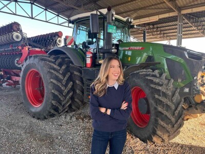 Ivana Lukić - vari, brusi i popravlja mehanizaciju Ivana Lukić - vari, brusi i popravlja mehanizaciju