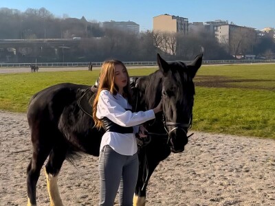 Ivana Lukić - vari, brusi i popravlja mehanizaciju Ivana Lukić - vari, brusi i popravlja mehanizaciju