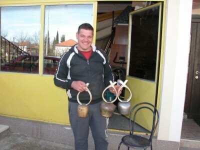Nasmijani i očito zadovoljni Ivo pokazuje zvona za svoje ovnove, izrađena u radionici izvan Hrvatske