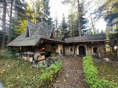Iza drvene kapije, krije se bajkovito etno selo - na prodaju je Iza drvene kapije, krije se bajkovito etno selo - na prodaju je