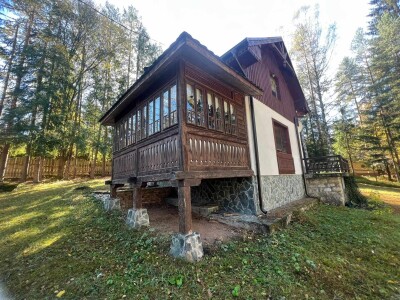 Iza drvene kapije, krije se bajkovito etno selo - na prodaju je Iza drvene kapije, krije se bajkovito etno selo - na prodaju je