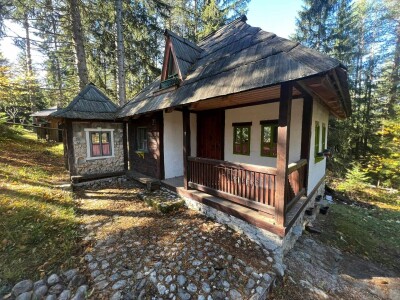 Iza drvene kapije, krije se bajkovito etno selo - na prodaju je Iza drvene kapije, krije se bajkovito etno selo - na prodaju je