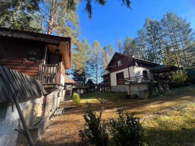 Iza drvene kapije, krije se bajkovito etno selo - na prodaju je Iza drvene kapije, krije se bajkovito etno selo - na prodaju je