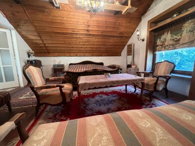 Iza drvene kapije, krije se bajkovito etno selo - na prodaju je Iza drvene kapije, krije se bajkovito etno selo - na prodaju je