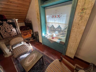 Iza drvene kapije, krije se bajkovito etno selo - na prodaju je Iza drvene kapije, krije se bajkovito etno selo - na prodaju je