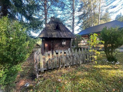 Iza drvene kapije, krije se bajkovito etno selo - na prodaju je Iza drvene kapije, krije se bajkovito etno selo - na prodaju je