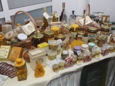 Izloženi med i pčelinji proizvodi