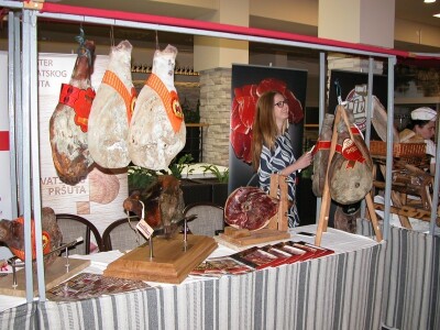 Izloženi proizvodi pršutane Smjeli iz Dugopolja na 11. NS pršuta u Sinju