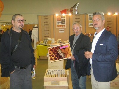 IZVOZ PČELA- Krste Bukvić sa partnerima i u jeku pandemije koronavirusa  izvozio pčelinje zajednice u Francusku