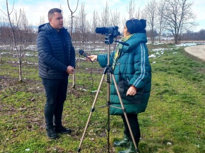 Voditelji poljoprivrednih emisija iza i ispred kamere